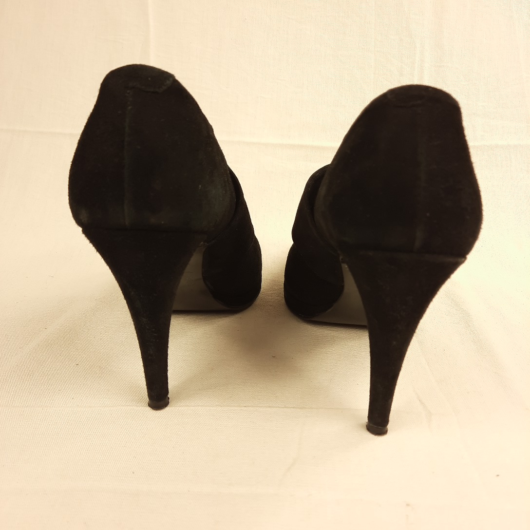Voir photo 2 de Escarpins fermés cuir noir à talons aiguille MINELLI P36 Escarpins fermés cuir noir à talons aiguille MINELLI P36 Très bon état - Vue 2 -